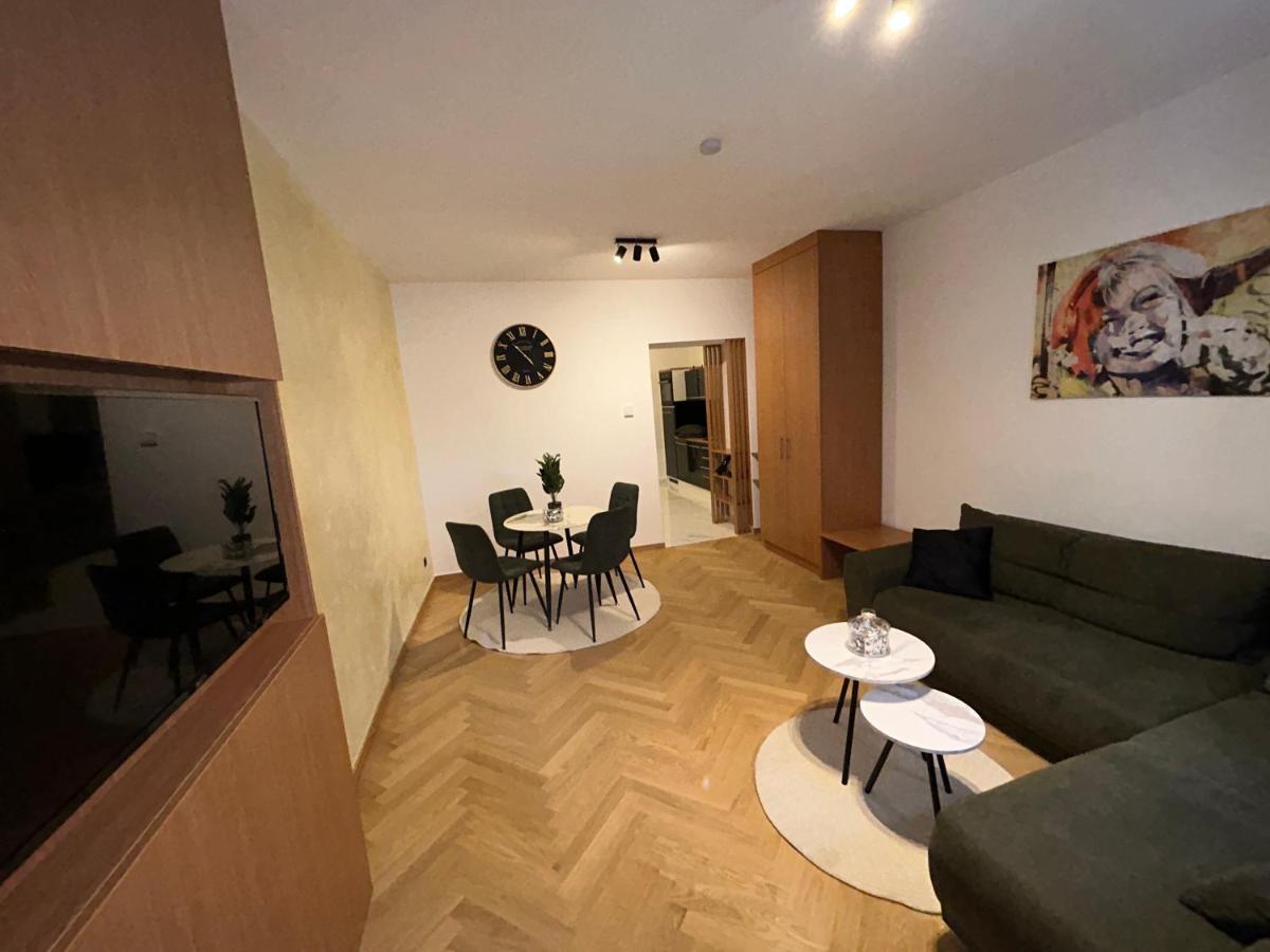 Deluxe Favoriten Apartamento *
