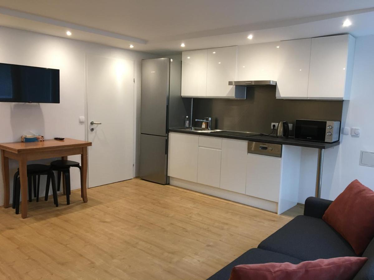 Cosy Flat In The Quiet Area With Own Garden, Free Parking And Direct Public Transport Link To The Centre Vienna