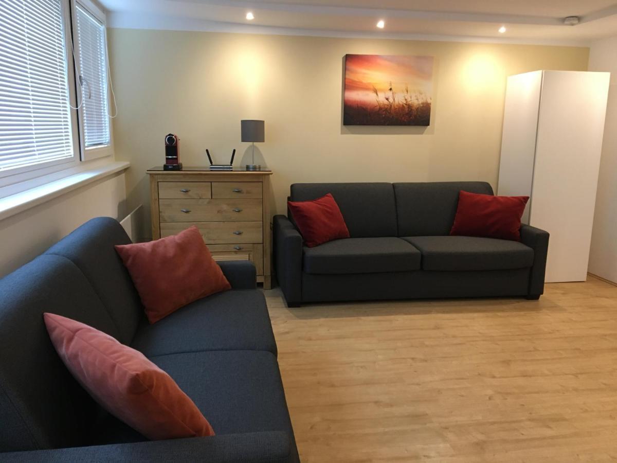 Appartamento Cosy Flat In The Quiet Area With Own Garden, Free Parking And Direct Public Transport Link To The Centre *