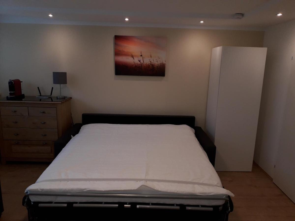 Cosy Flat In The Quiet Area With Own Garden, Free Parking And Direct Public Transport Link To The Centre *