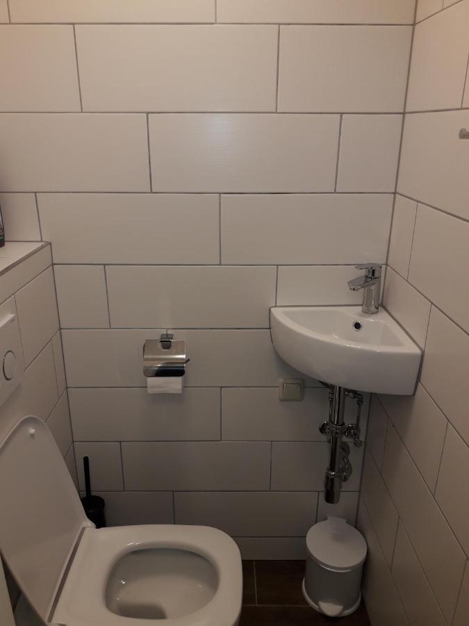 Cosy Flat In The Quiet Area With Own Garden, Free Parking And Direct Public Transport Link To The Centre