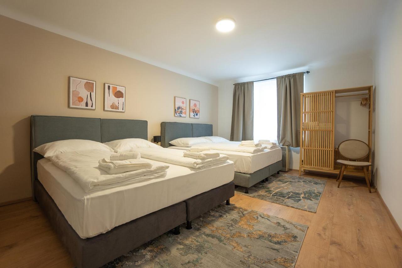 A 2-bedroom With A King-size Bed And A Balcony Is Located Just A 15-minute Walk From Stephansplatz. *