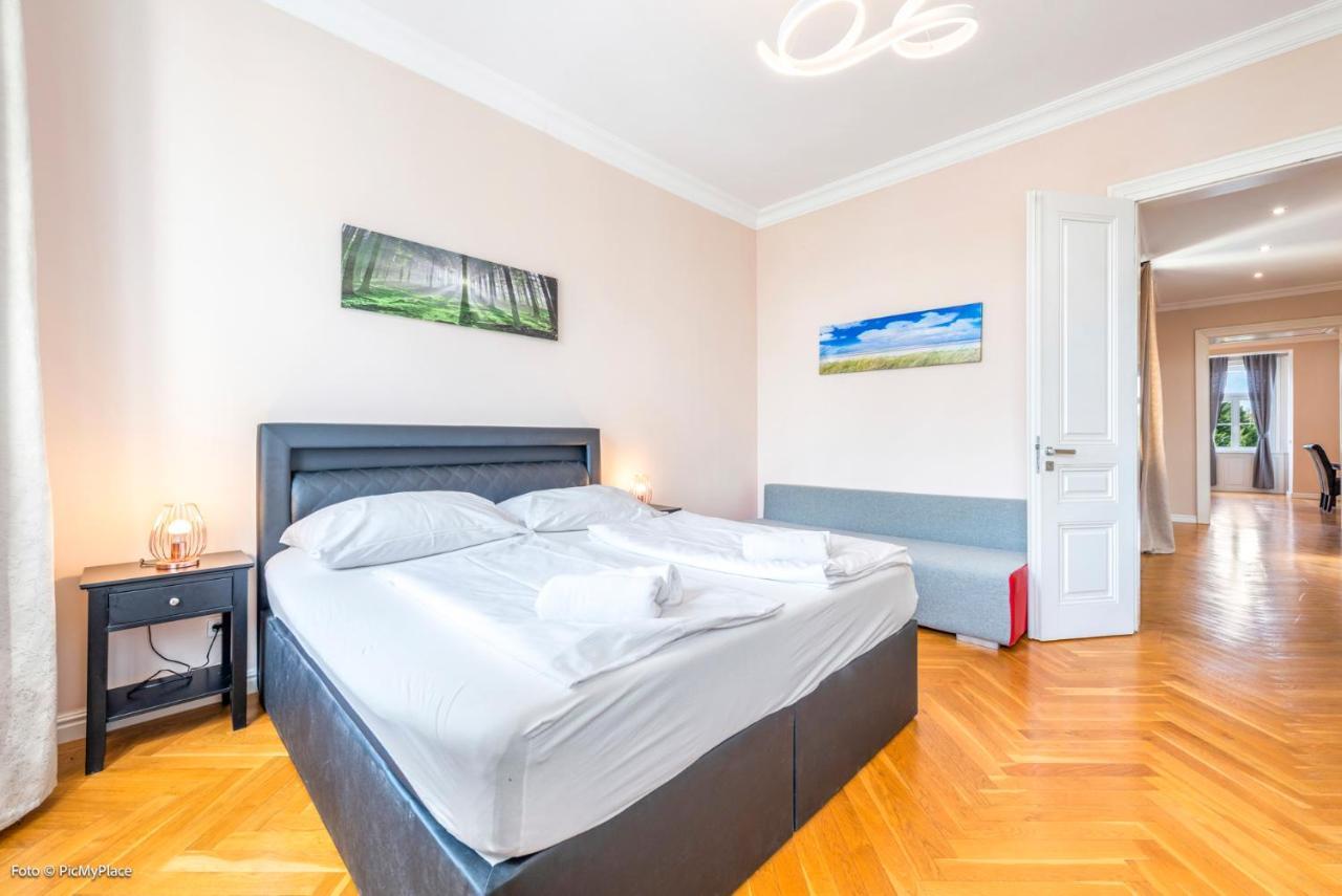 Imperial Schonbrunn Apartment