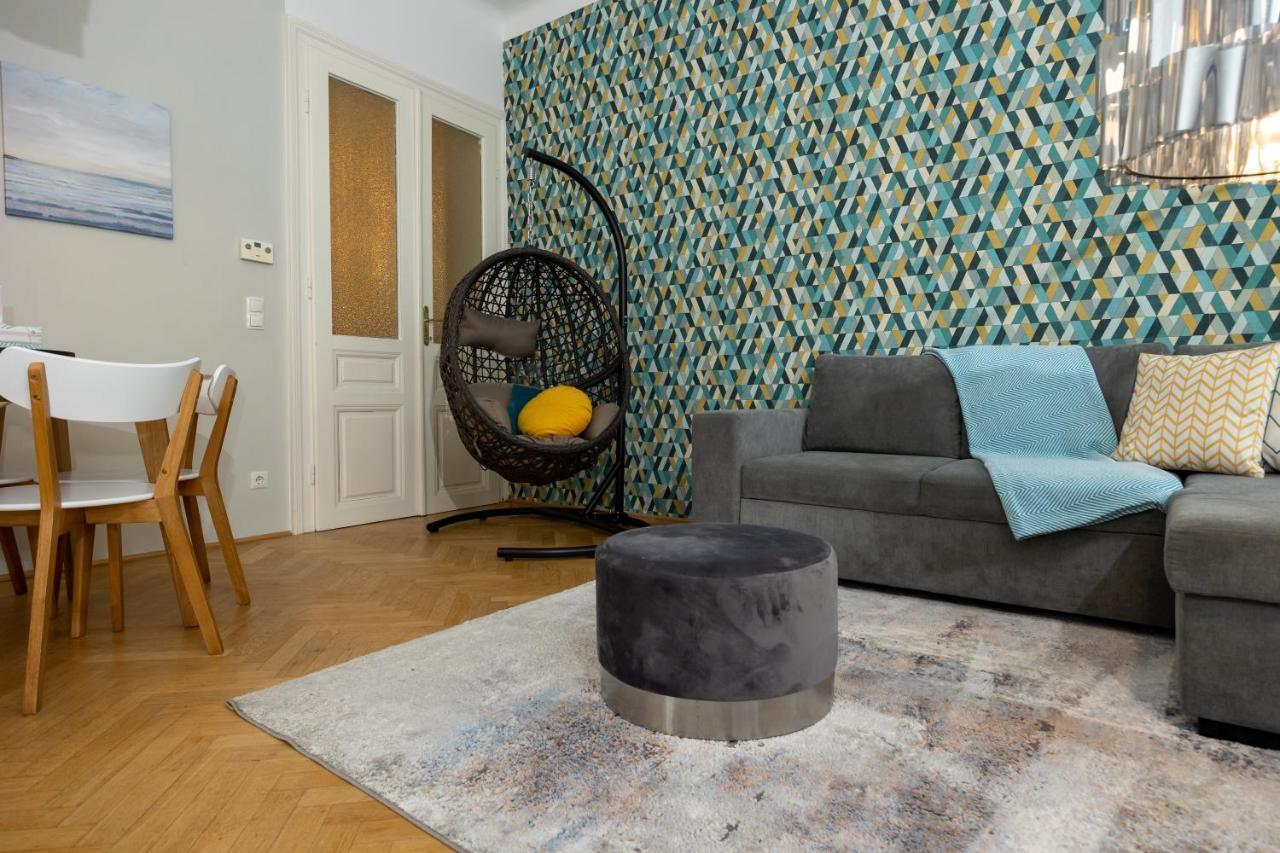 Turquoise Inspired Deluxe Centrally Located Apartment *