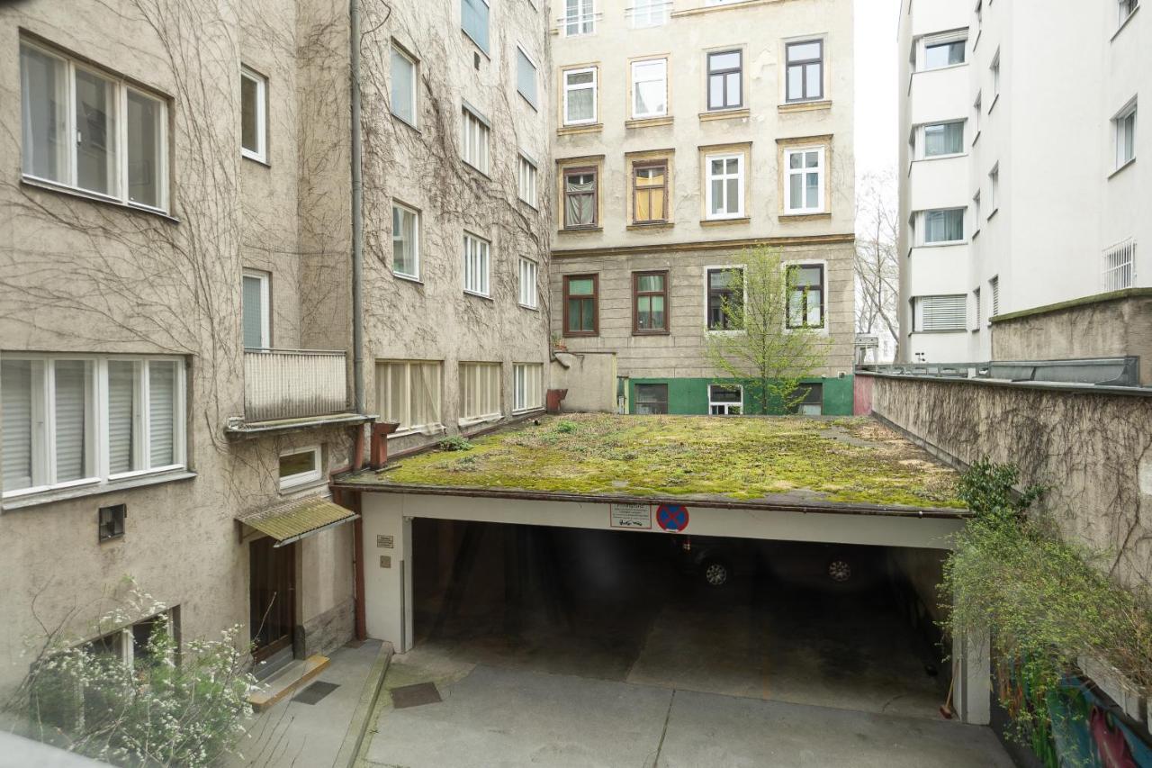 A 2-bedroom With A King-size Bed And A Balcony Is Located Just A 15-minute Walk From Stephansplatz. Appartamento