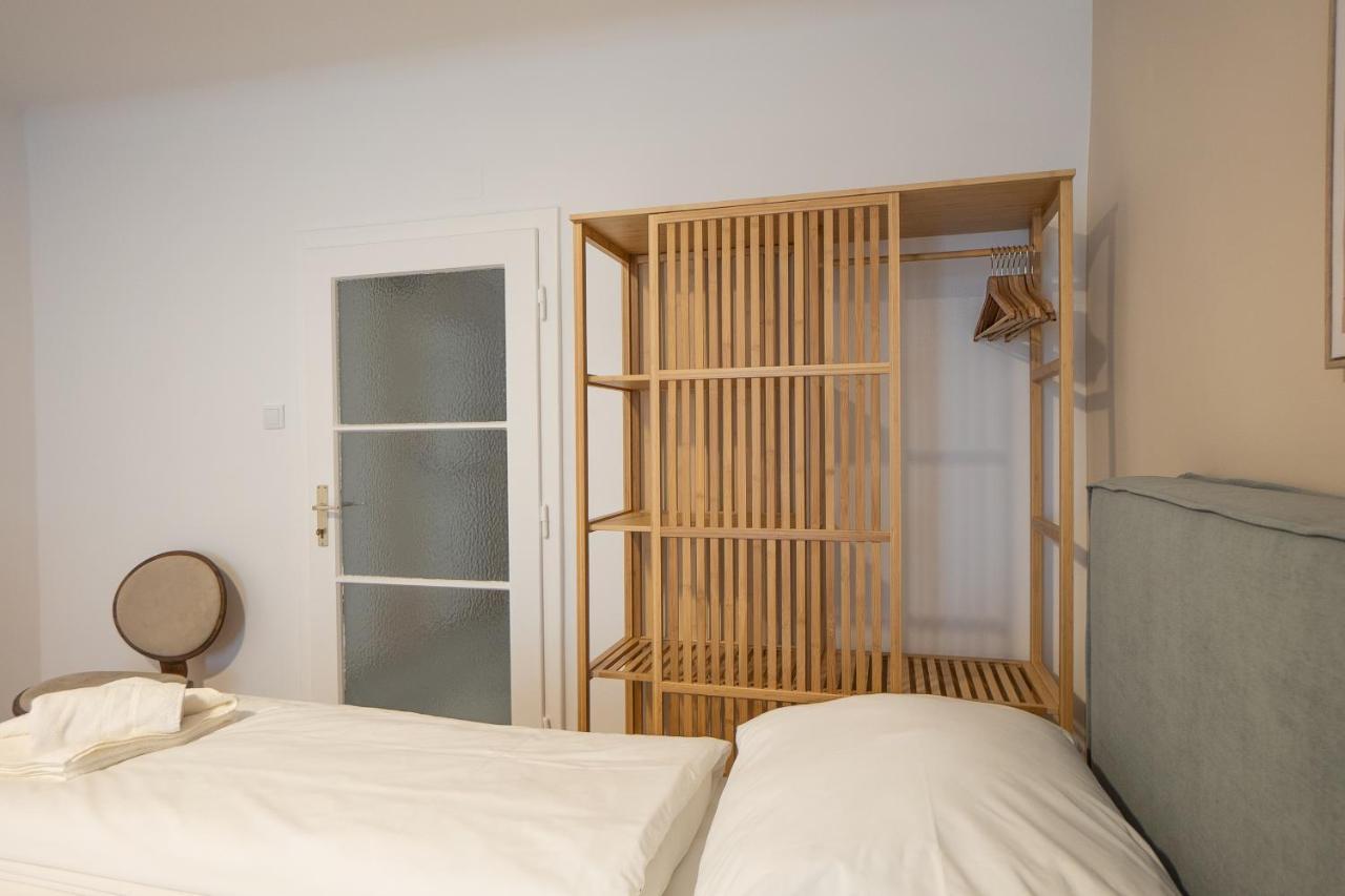 Appartamento A 2-bedroom With A King-size Bed And A Balcony Is Located Just A 15-minute Walk From Stephansplatz. Vienna