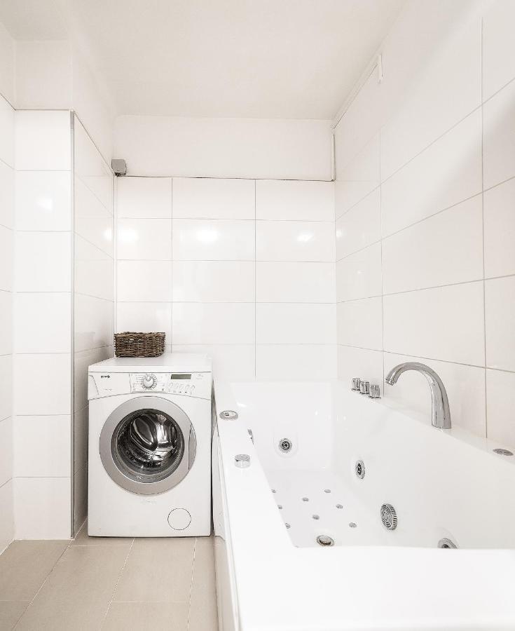 Brand-new 2bd Close To Shopping Street In Schonbrunn *