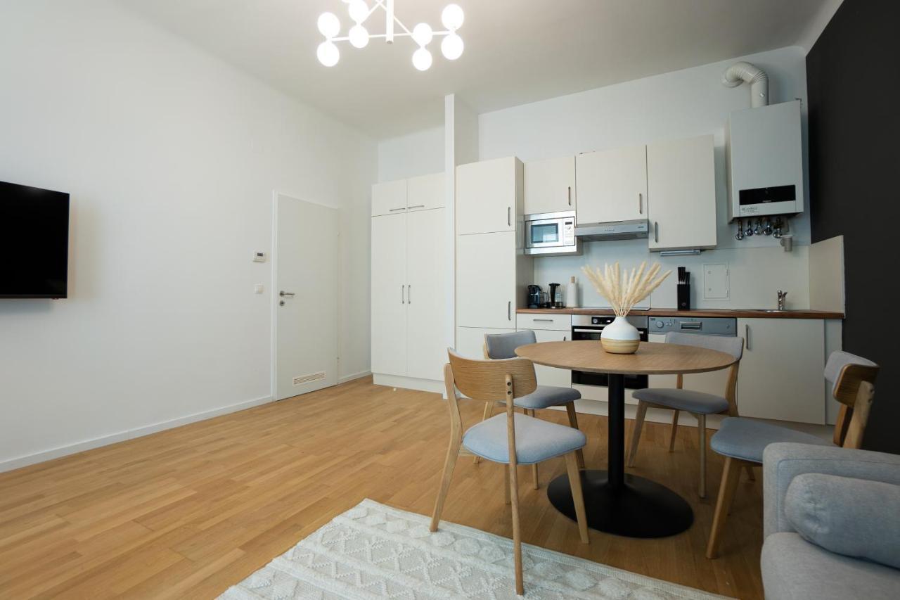Aesthetic Newly Renovated Located Near Belvedere Castle, 15 Minutes From Stephansplatz Apartment *