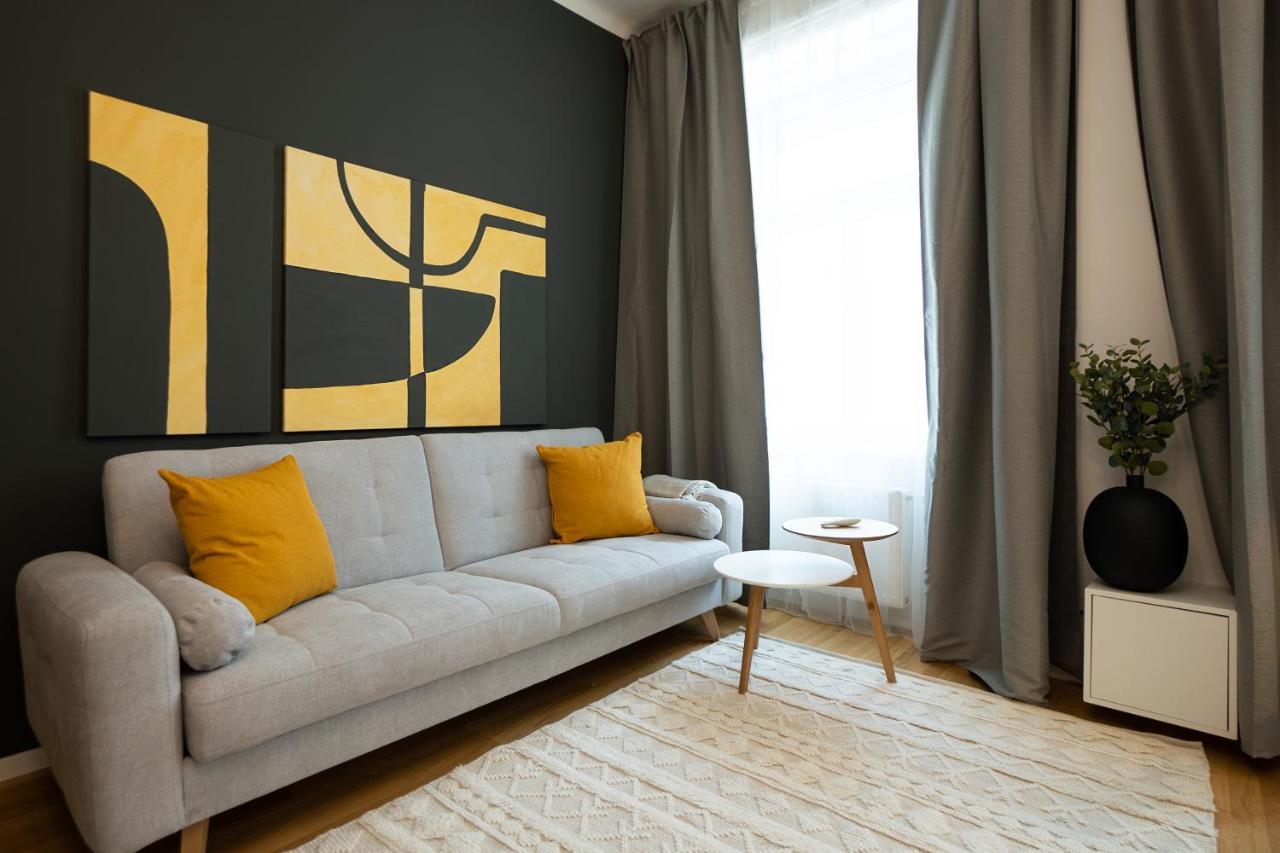 Aesthetic Newly Renovated Located Near Belvedere Castle, 15 Minutes From Stephansplatz Apartment