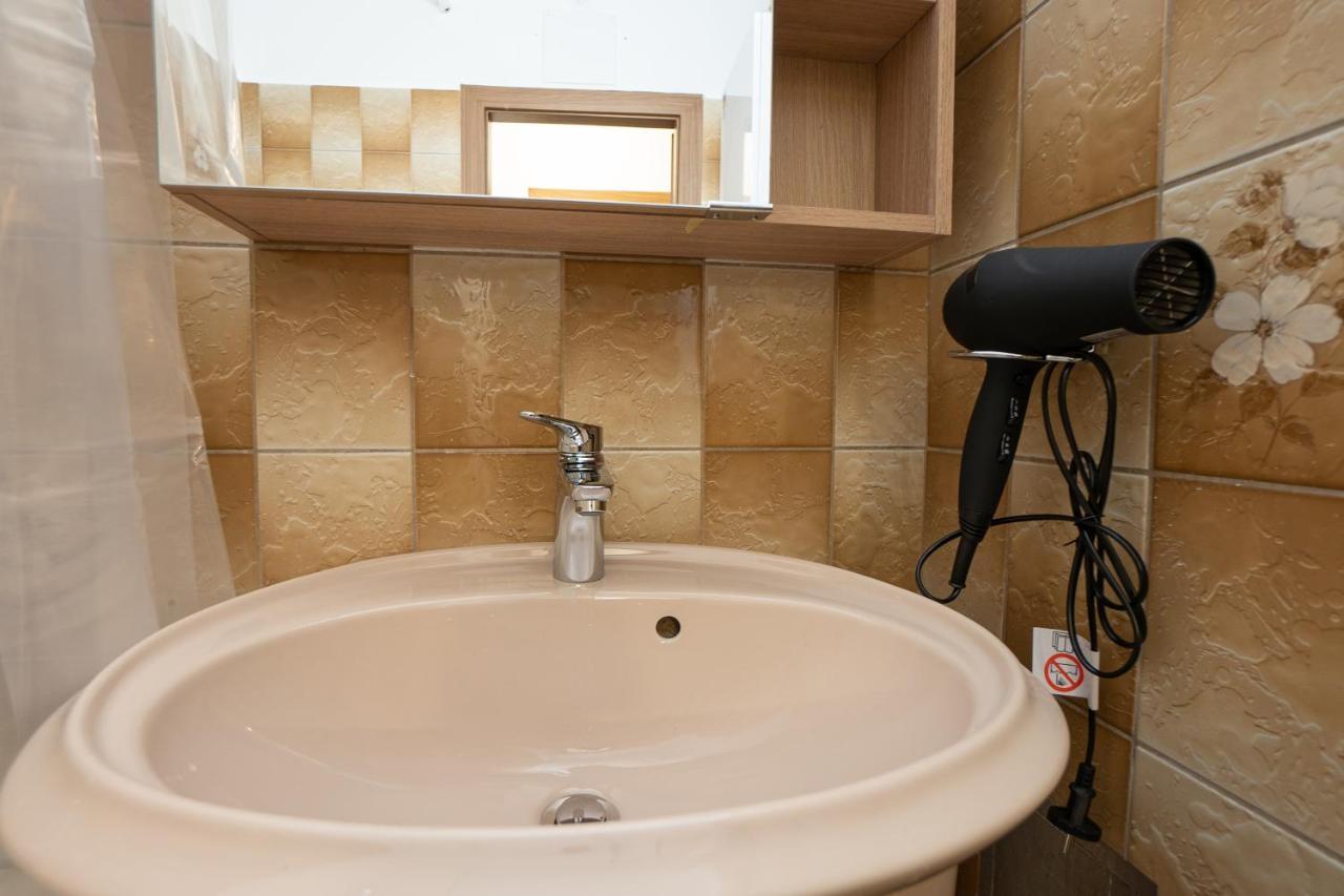A Spacious 3-bedroom With King-size Beds Is Located Within 5 Minute's Walk From The Prater *