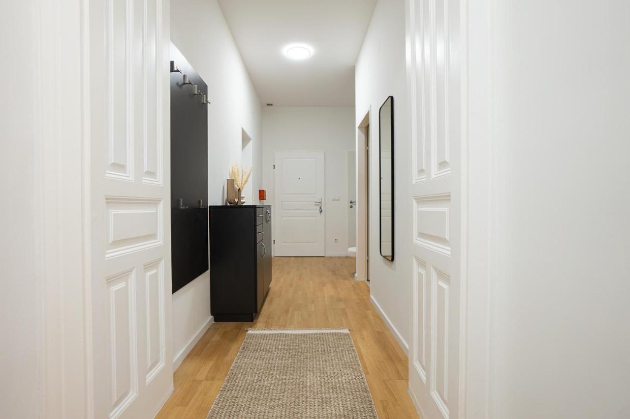 Aesthetic Newly Renovated Located Near Belvedere Castle, 15 Minutes From Stephansplatz Apartment
