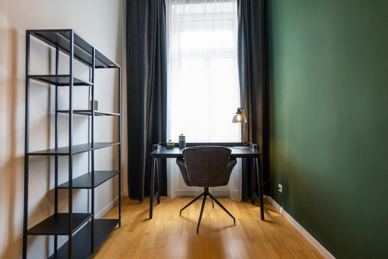 Belvedere Castle View: Chic Apartment Vienna