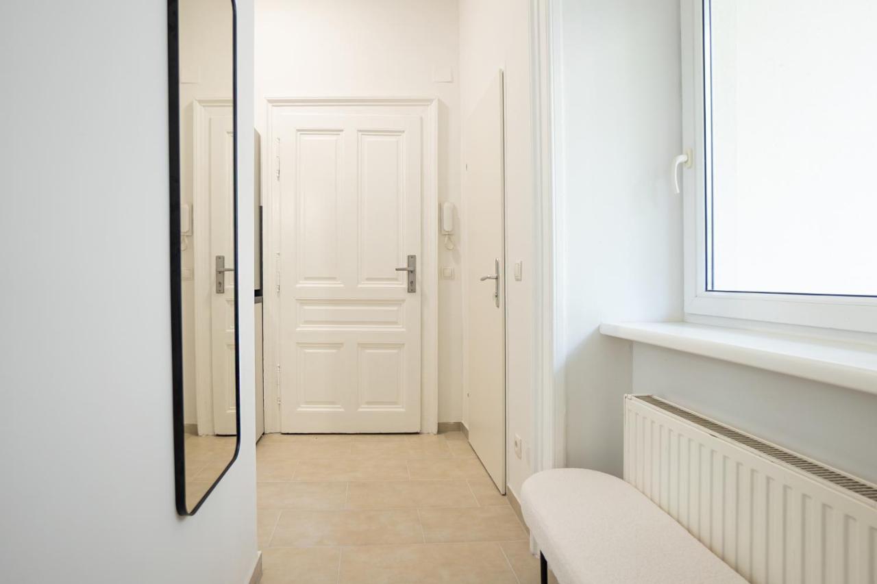 Spacious Cosy With A Balcony And A King-size Bed 15 Minutes Away From Stephansdom *