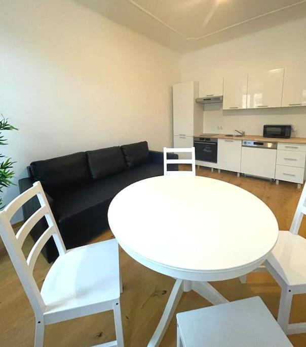 Friendly Family For 3p Apartment