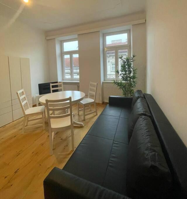 Friendly Family For 3p Apartment Vienna