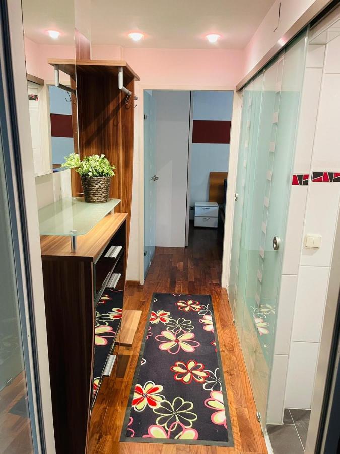 Super Deluxe - Near U6, U3 In Center Apartment *
