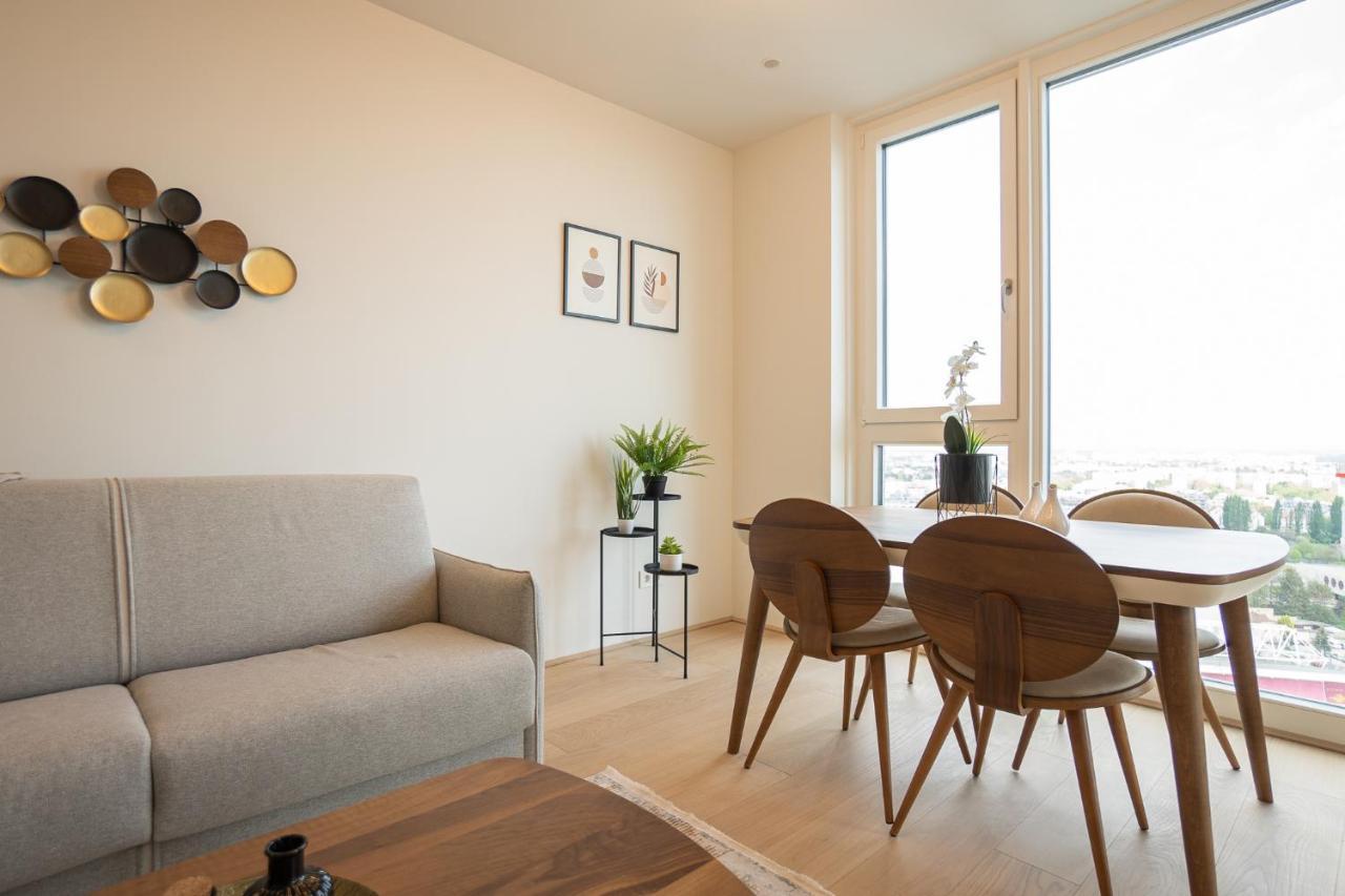 Posh On 22nd Floor + Loggia, Pool, Gym, Sauna