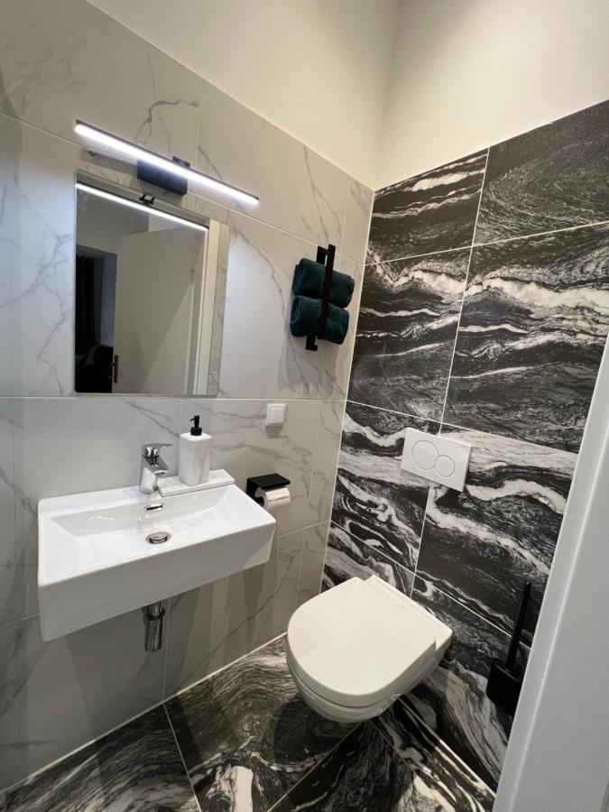 Mateo Design / Contactless Check-in Apartment