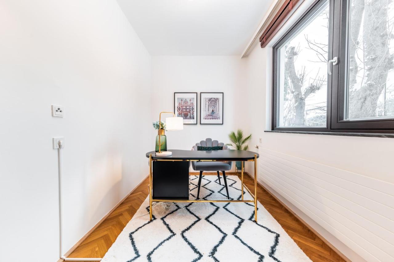 Apartment Porsche Mit Garten Und Garage In Bestlage Von Doebling In *
