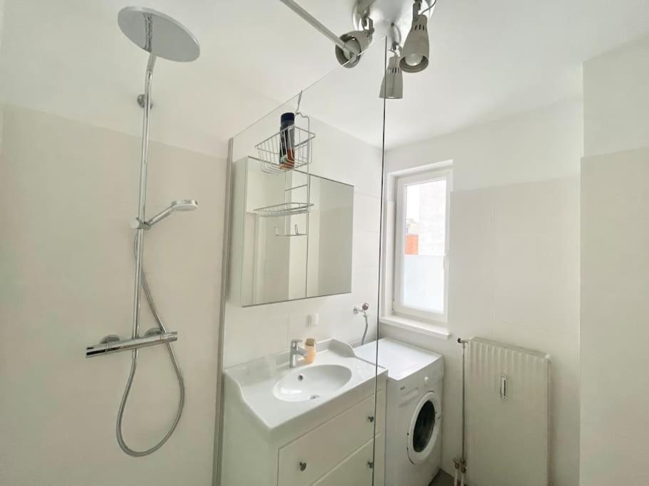 Rooftop With Free Parking & Balcony & Ac Apartment