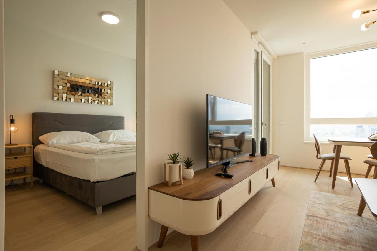 Posh On 22nd Floor + Loggia, Pool, Gym, Sauna