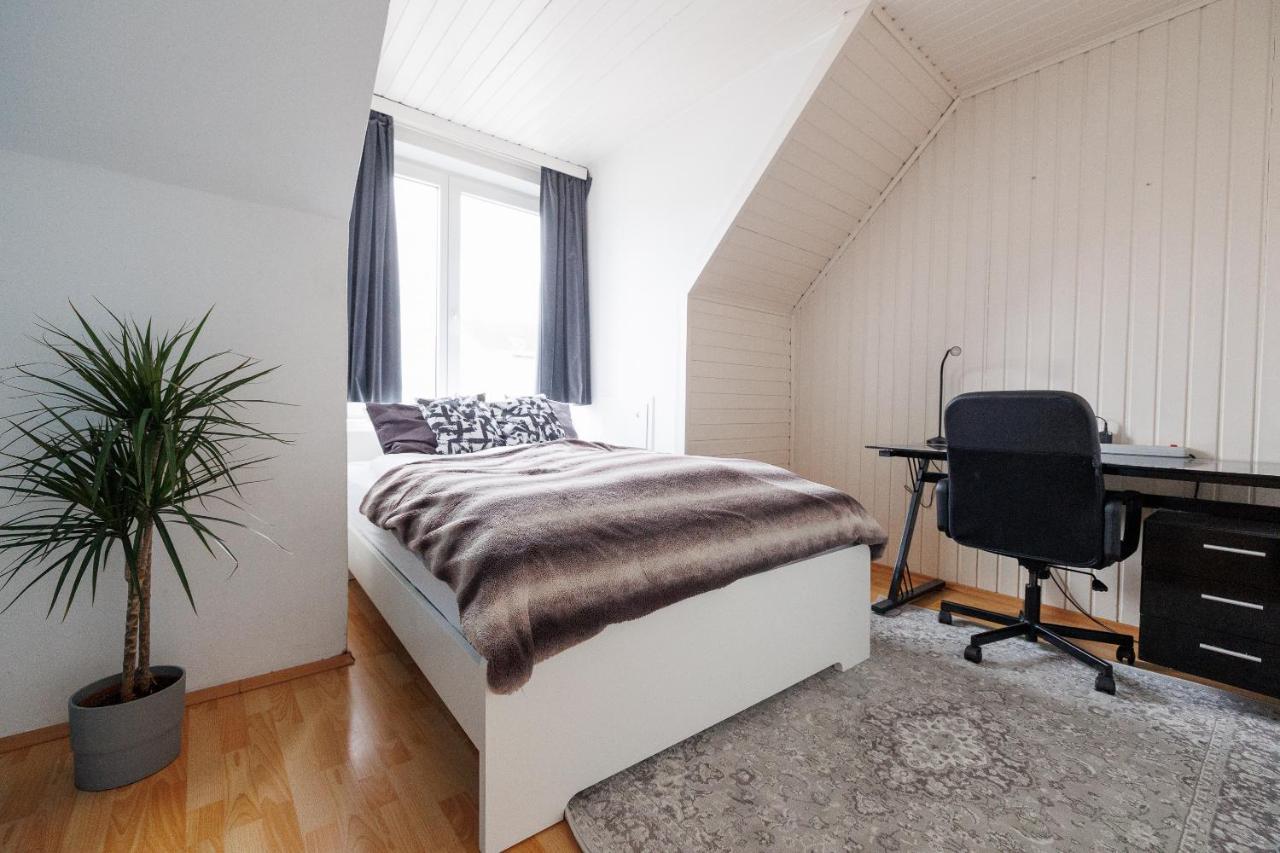 Cozy Near Center *