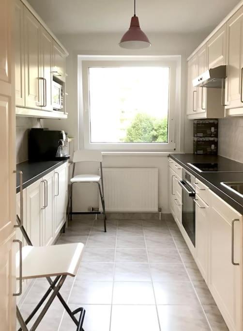 Near Vic Austria Center, 90sqm, 3br, Lr, Kitchen, 6min To Vic, 10min To City U1 *