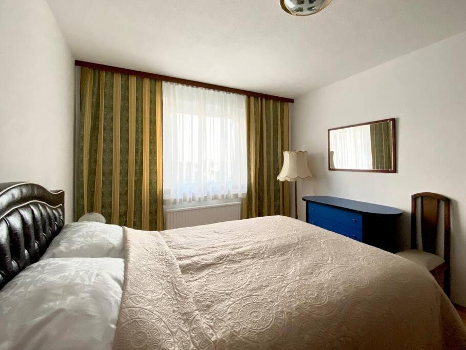 Near Vic Austria Center, 90sqm, 3br, Lr, Kitchen, 6min To Vic, 10min To City U1 Apartment