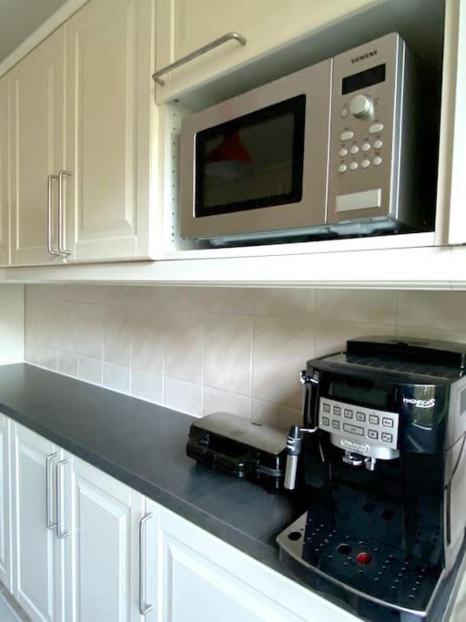 Near Vic Austria Center, 90sqm, 3br, Lr, Kitchen, 6min To Vic, 10min To City U1 Apartment Wien