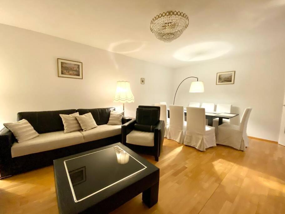 Near Vic Austria Center, 90sqm, 3br, Lr, Kitchen, 6min To Vic, 10min To City U1 Apartment *