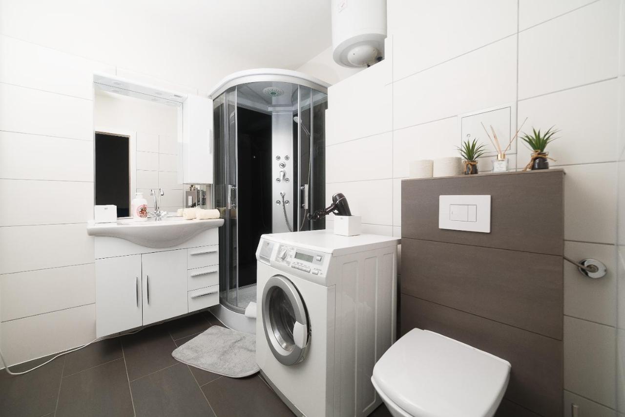 Apartment Brand-new On Shopping Street In Schoenbrunn With Lift Access Vienna