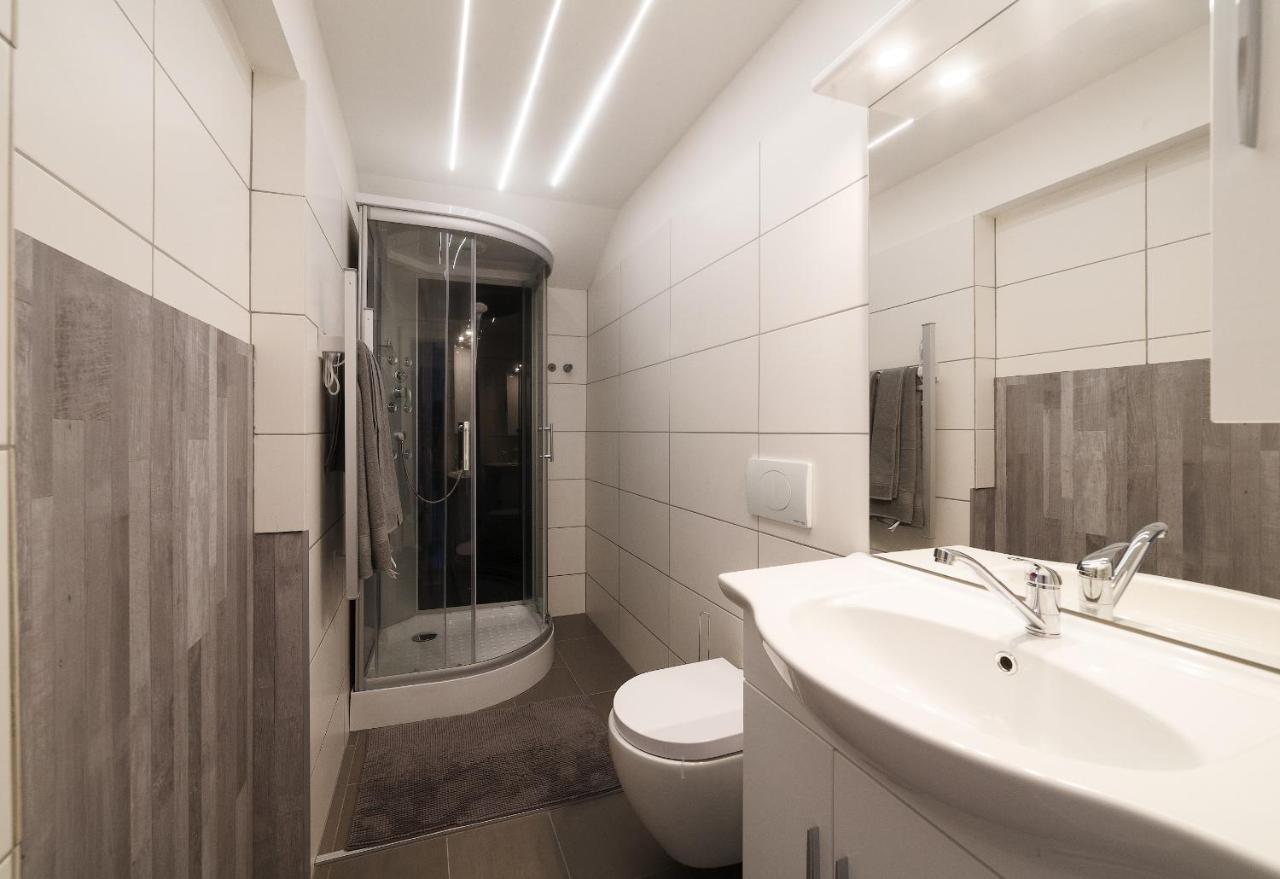 Brand-new On Shopping Street In Schoenbrunn With Lift Access Apartment