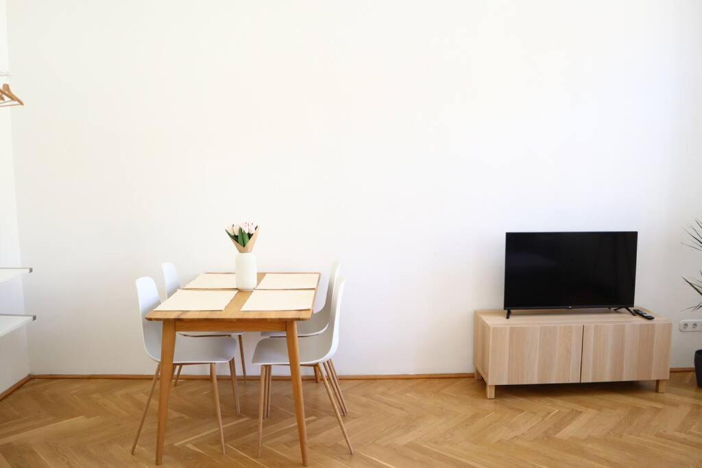 Bloom - Cozy Apartment, 5 Stops To Center Apartment