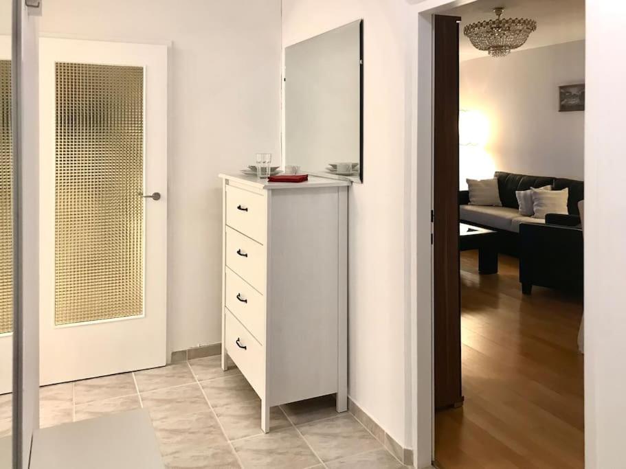 Near Vic Austria Center, 90sqm, 3br, Lr, Kitchen, 6min To Vic, 10min To City U1 Apartment *