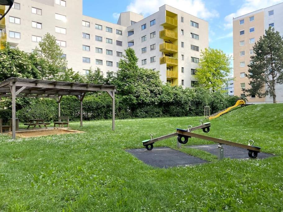 Near Vic Austria Center, 90sqm, 3br, Lr, Kitchen, 6min To Vic, 10min To City U1