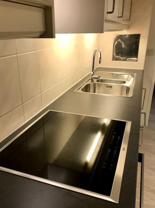 Near Vic Austria Center, 90sqm, 3br, Lr, Kitchen, 6min To Vic, 10min To City U1 *