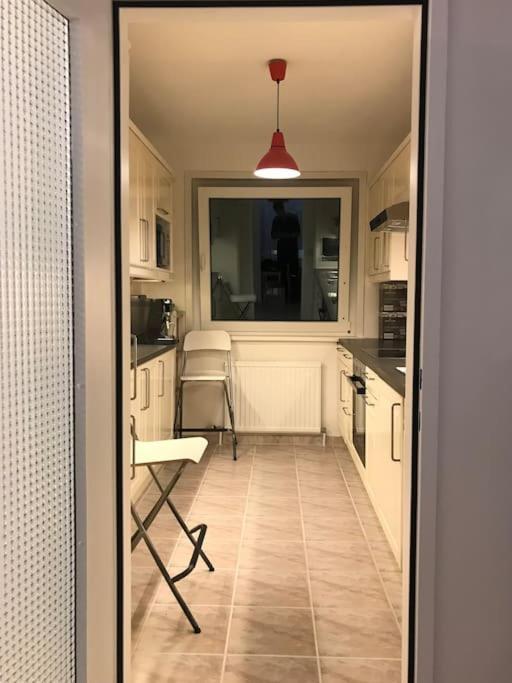 Near Vic Austria Center, 90sqm, 3br, Lr, Kitchen, 6min To Vic, 10min To City U1 *
