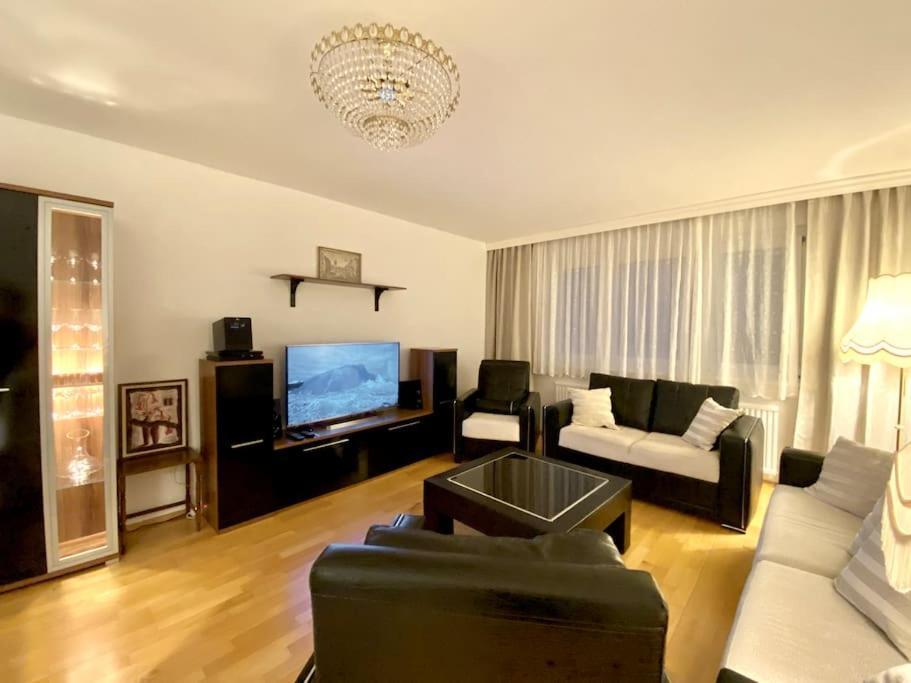 Near Vic Austria Center, 90sqm, 3br, Lr, Kitchen, 6min To Vic, 10min To City U1 Apartment *