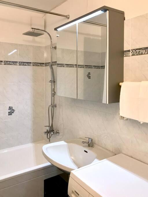 Near Vic Austria Center, 90sqm, 3br, Lr, Kitchen, 6min To Vic, 10min To City U1 Apartment *