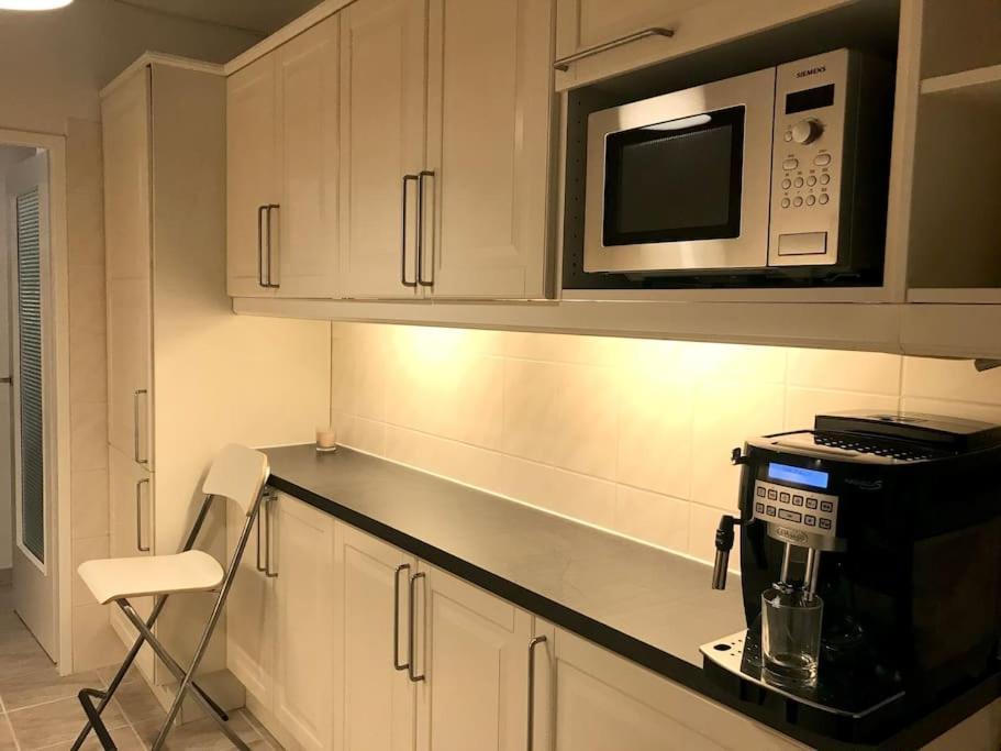 Near Vic Austria Center, 90sqm, 3br, Lr, Kitchen, 6min To Vic, 10min To City U1 Apartment