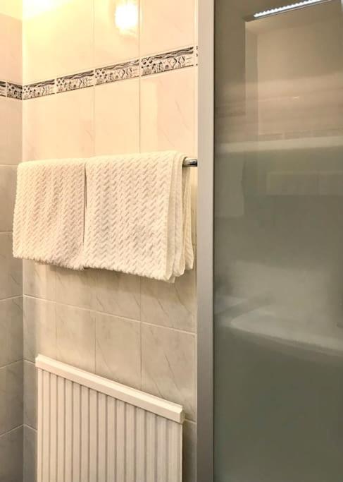 Near Vic Austria Center, 90sqm, 3br, Lr, Kitchen, 6min To Vic, 10min To City U1 Apartment Wien