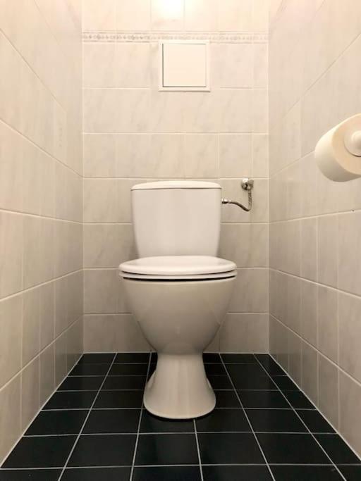 Near Vic Austria Center, 90sqm, 3br, Lr, Kitchen, 6min To Vic, 10min To City U1 Apartment *
