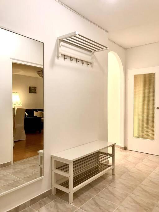 Near Vic Austria Center, 90sqm, 3br, Lr, Kitchen, 6min To Vic, 10min To City U1 Apartment Wien