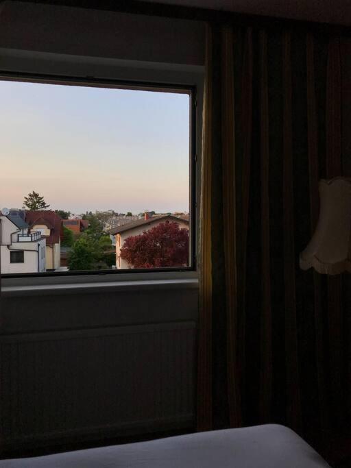 Near Vic Austria Center, 90sqm, 3br, Lr, Kitchen, 6min To Vic, 10min To City U1