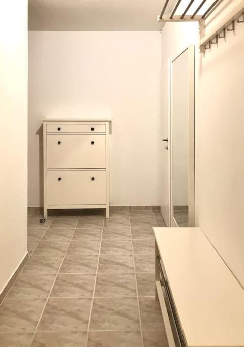 Near Vic Austria Center, 90sqm, 3br, Lr, Kitchen, 6min To Vic, 10min To City U1 *