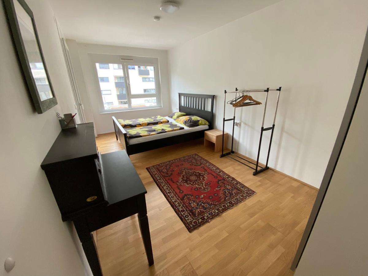Apartment 9 Stops Away From City-centre *
