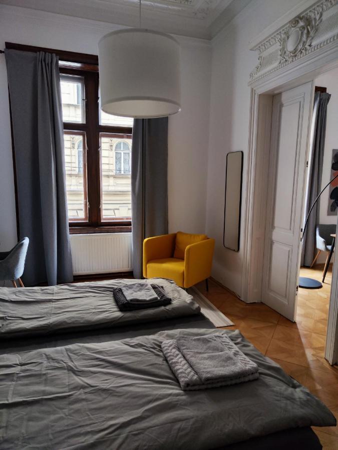 B In A Aristocratic Guest house Vienna