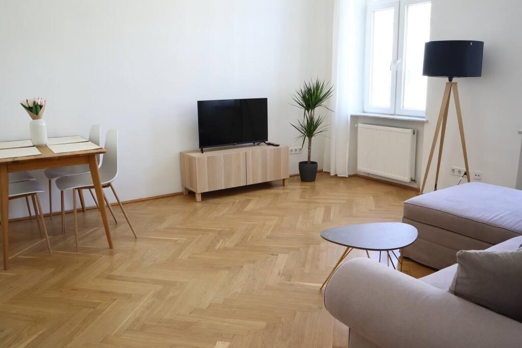 Bloom - Cozy Apartment, 5 Stops To Center Apartment