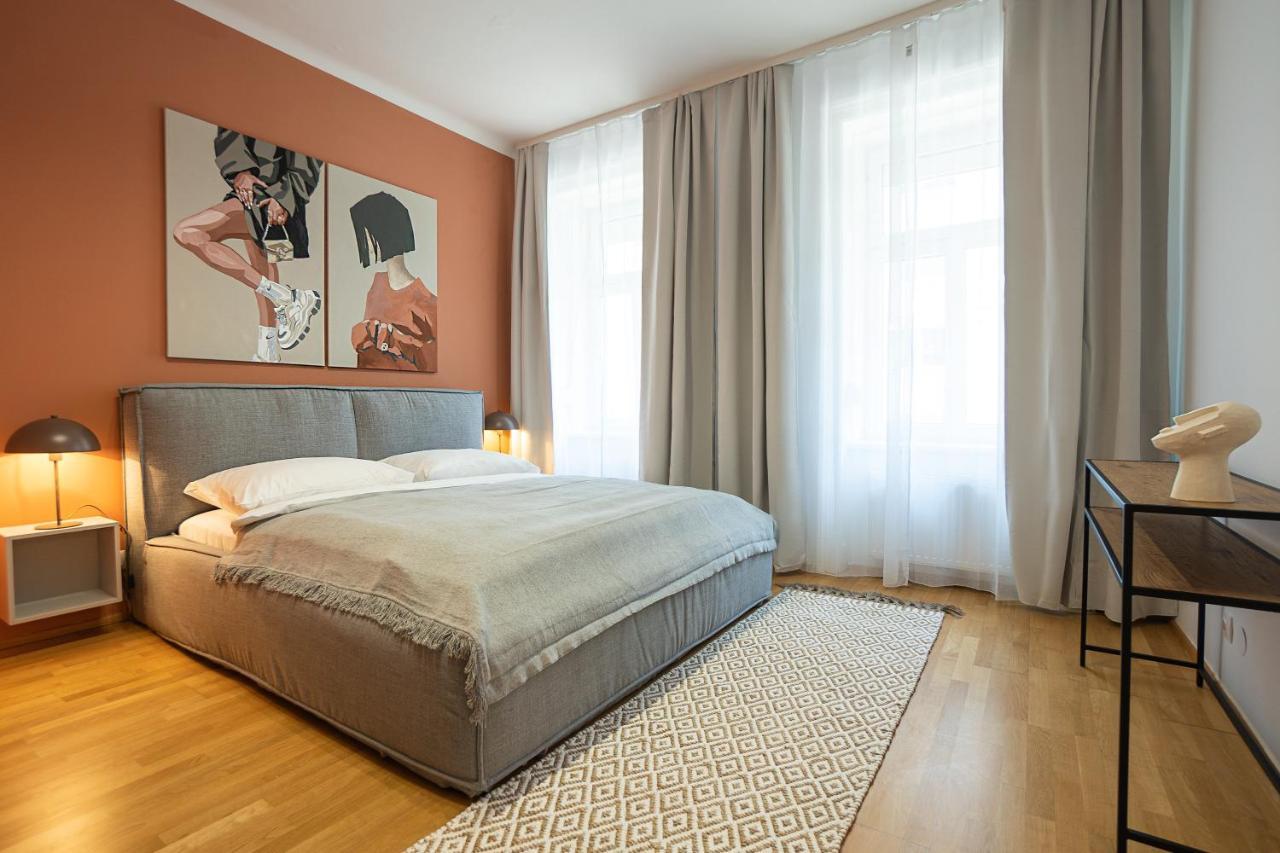 Bright 3-room With A King-size Bed Apartment *