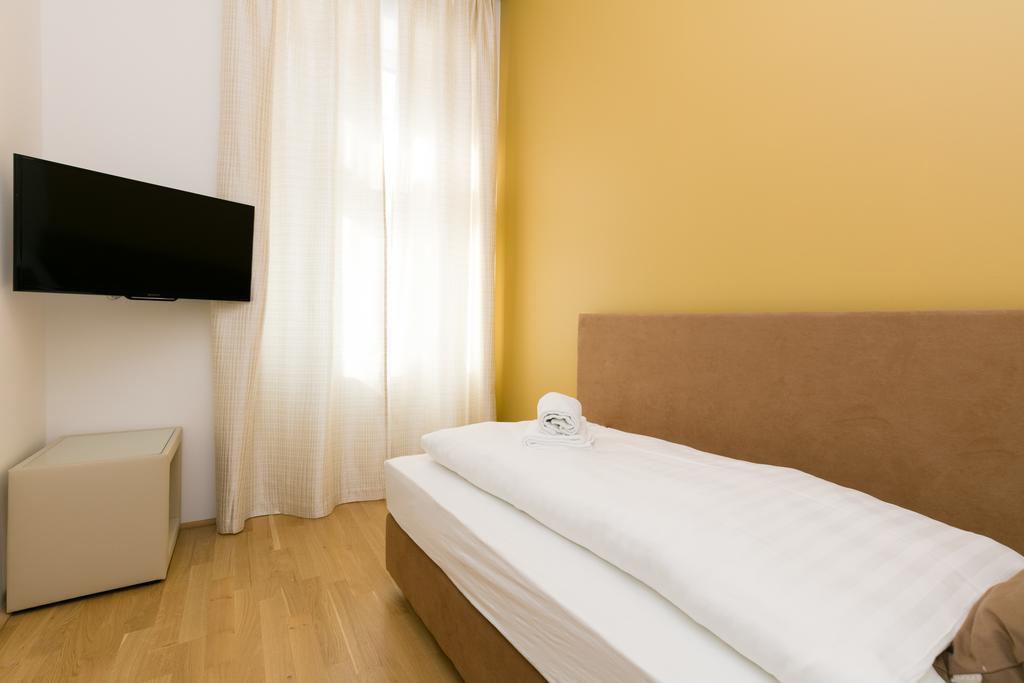 Castellez 1020 Apartment *